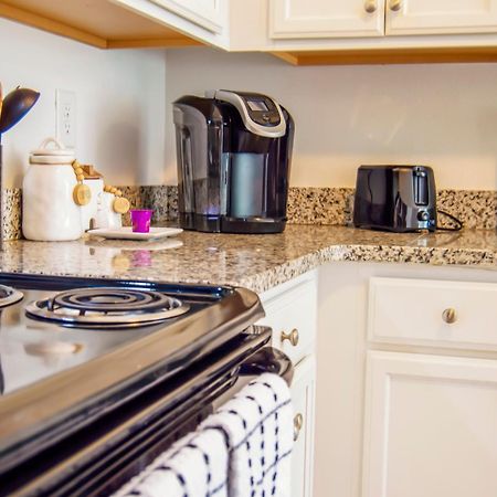 Cozy Condo, Minutes From Broadwy, Sleeps 5 Нашвил Екстериор снимка